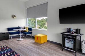 Hypo-allergenic bedding, pillowtop beds, minibar, in-room safe - Aloft Nashville Airport (Nashville)