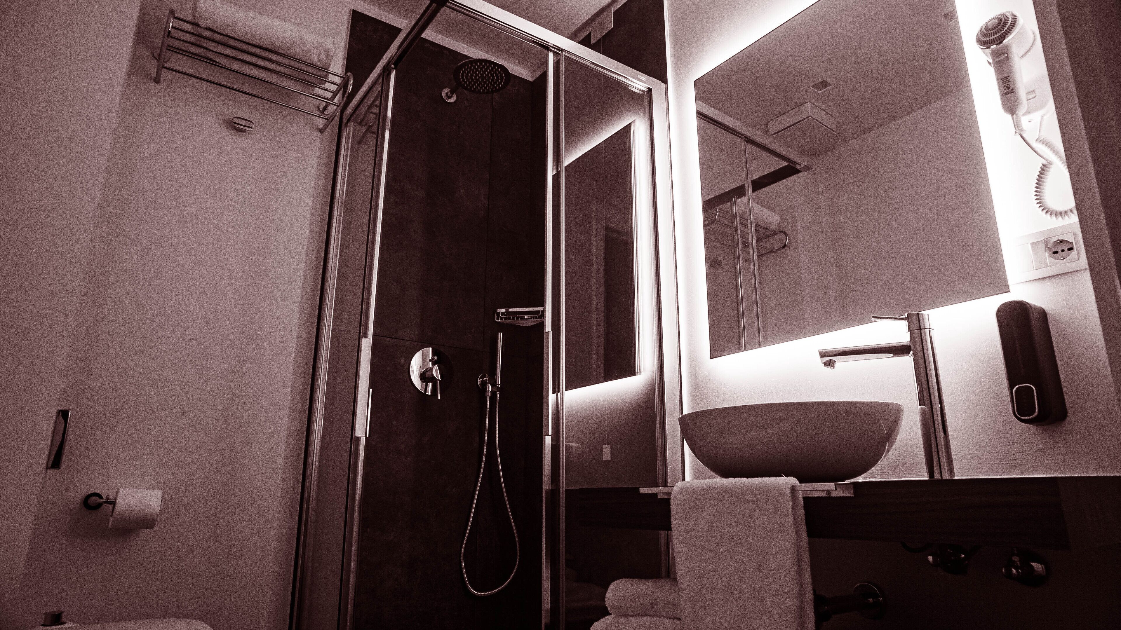 Classic-Doppel- oder -Zweibettzimmer | Badezimmer | Kostenlose Toilettenartikel, Haartrockner, Bidet, Handtücher