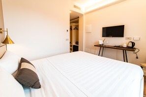 Classic Double or Twin Room | Minibar, in-room safe, soundproofing, free WiFi