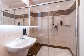 Classic Double or Twin Room | Bathroom | Free toiletries, hair dryer, bidet, towels - Hotel del Conte (Laveno Mombello)