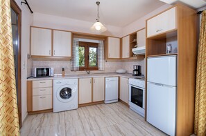 Fridge, microwave, oven, stovetop - Villa Athina in the Cretan nature (Rethymno)