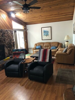 Smart-TV, Kamin, DVD-Player, Bücher