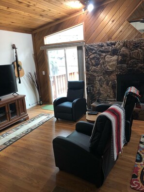 Smart-TV, Kamin, DVD-Player, Bücher
