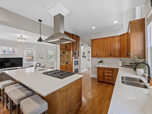 Deluxe 6-Bedroom 3-Min to Downtown | 2-car Driveway