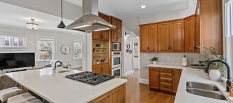 Deluxe 6-Bedroom 3-Min to Downtown | 2-car Driveway