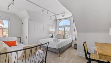 6 bedrooms, desk, iron/ironing board, free WiFi