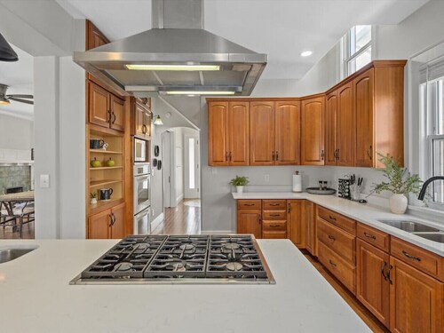 Deluxe 6-Bedroom 3-Min to Downtown | 2-car Driveway