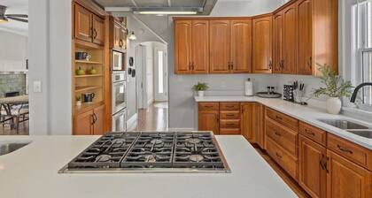 Deluxe 6-Bedroom 3-Min to Downtown | 2-car Driveway