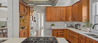 Deluxe 6-Bedroom 3-Min to Downtown | 2-car Driveway