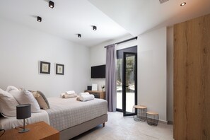 Une chambre à coucher moderne, avec un lit, une table de chevet et une vue sur l’extérieur grâce à une porte coulissante.