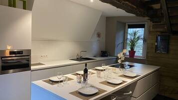 Réfrigérateur, micro-ondes, plaque de cuisson, lave-vaisselle