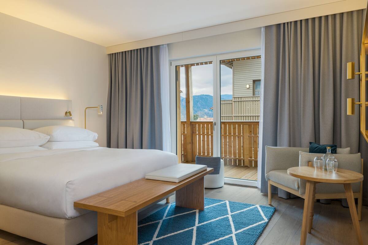 Room, 1 King Bed, Balcony | Hypo-allergenic bedding available, down comforters, minibar