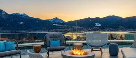 2 barer/lounger, bar på takterrassen och lobbylounge