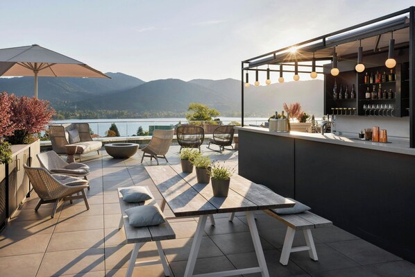 2 bars/lounges, rooftop bar, lobby lounge