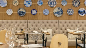 供應早餐、午餐和晚餐,當地和國際料理