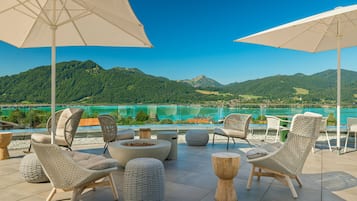 2 bars/lounges, rooftop bar, lobby lounge
