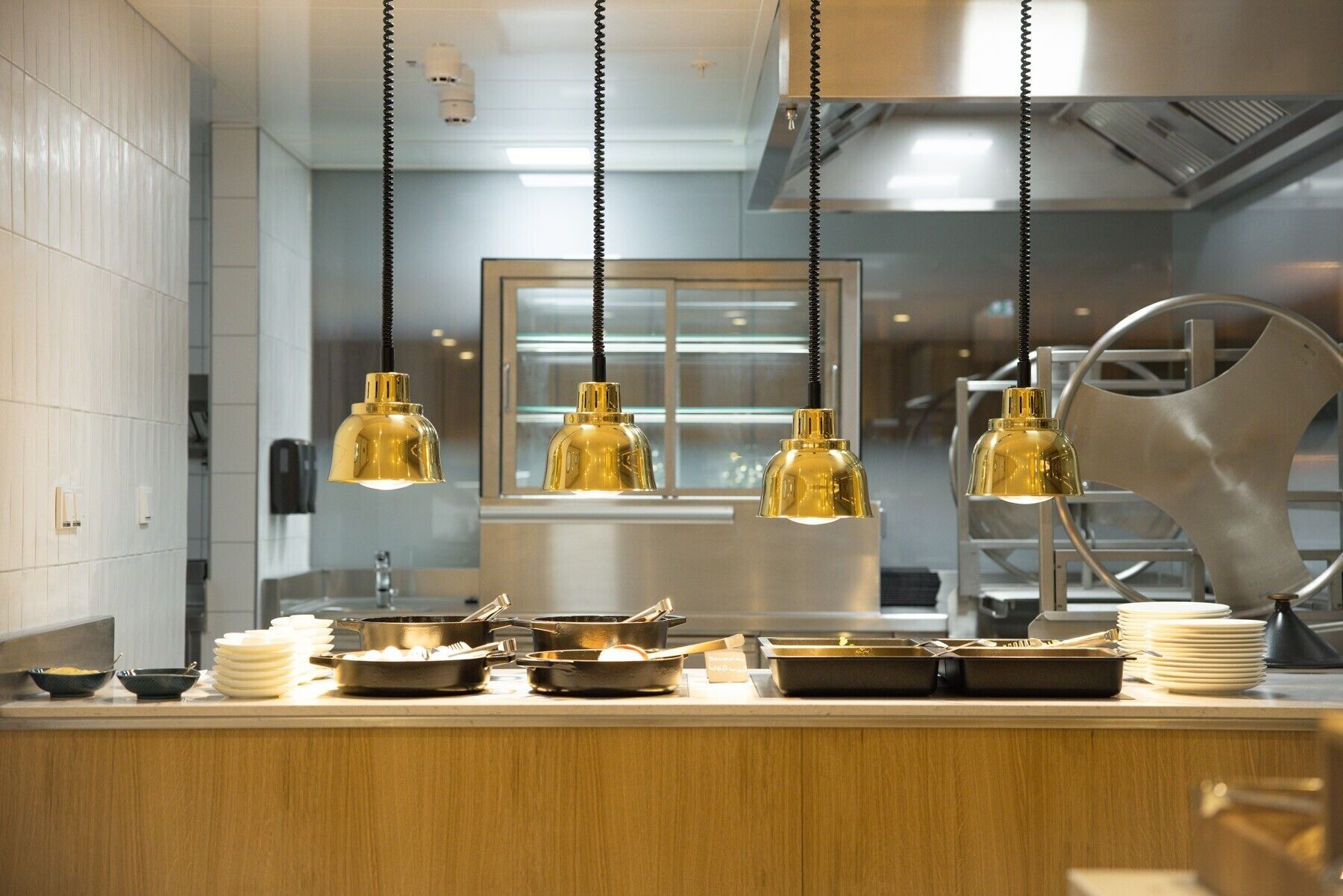 朝食、ランチ、ディナーに営業 (郷土料理と各国料理)