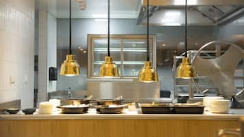 Se sirven desayunos, comidas, cenas y cocina local e internacional