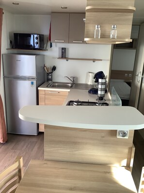 Een koelkast, een microgolfoven, een oven, een kookplaat