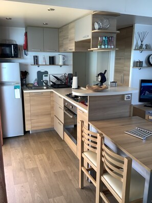 Refrigerador, microondas, horno y parrilla de estufa 