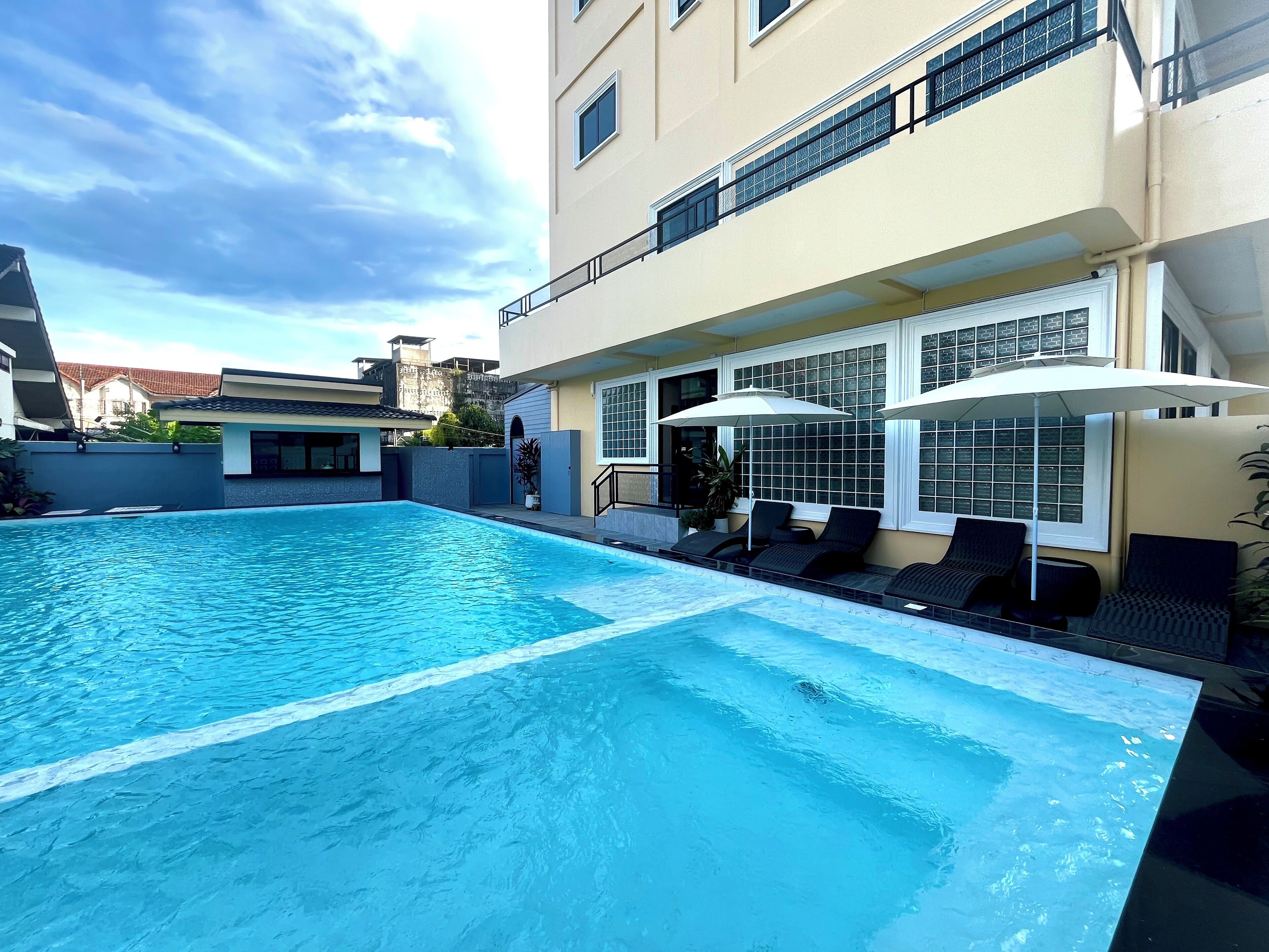 室外游泳池，池畔遮阳伞