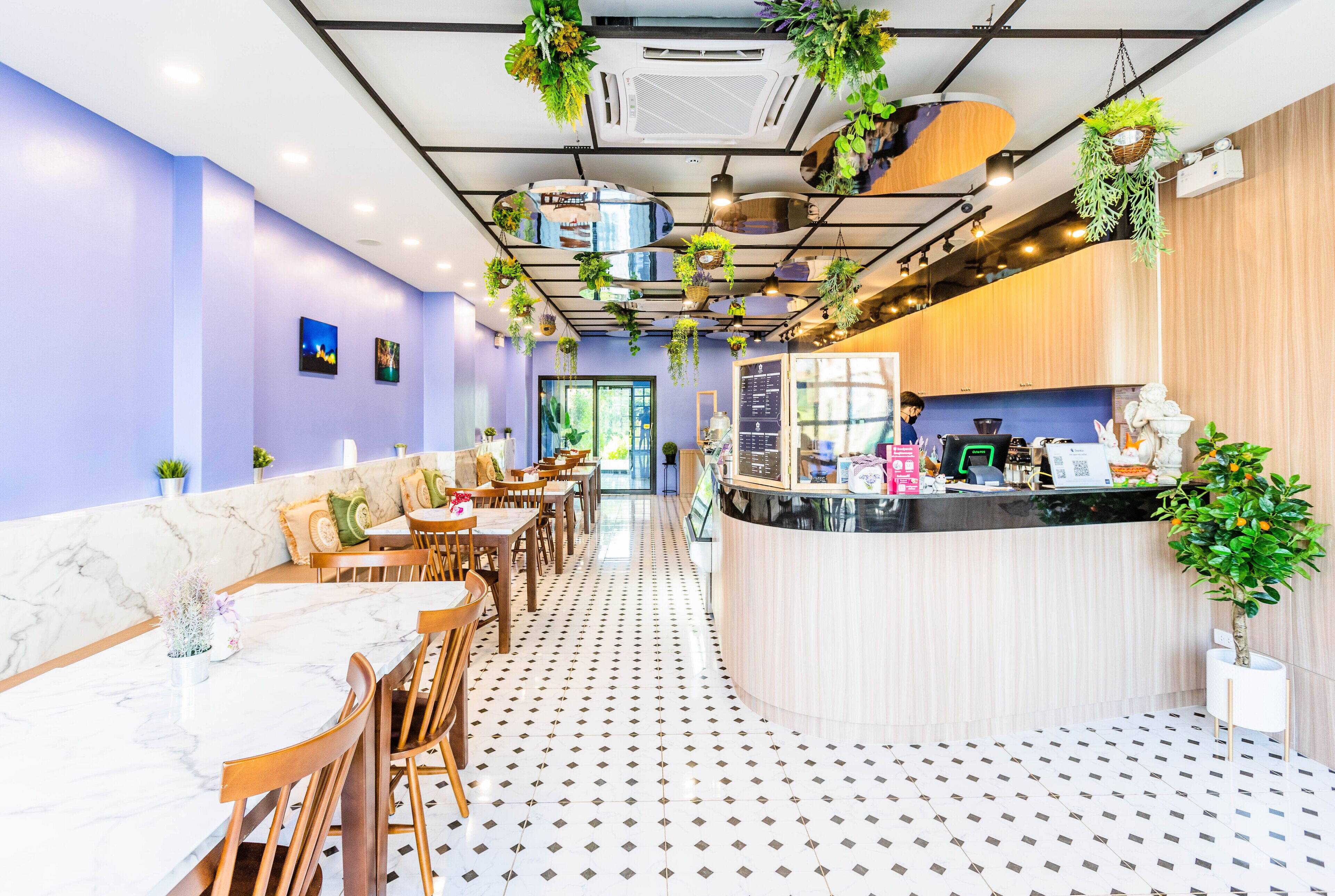 Serveert ontbijt, lunch, Amerikaanse gerechten, uitzicht op de tuin 