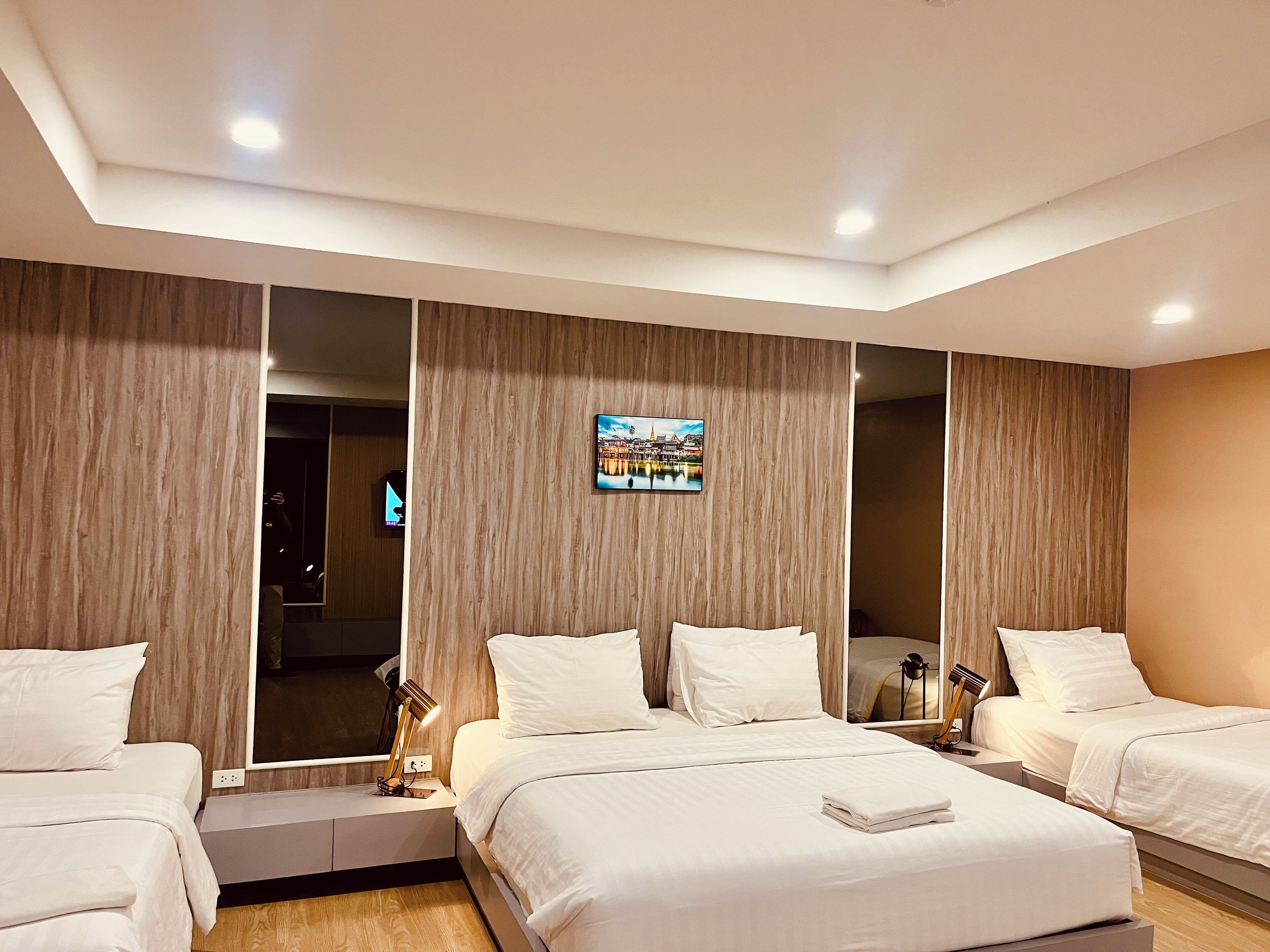 Familiekamer | Luxe beddengoed, donsdekens, een minibar, individueel gedecoreerd