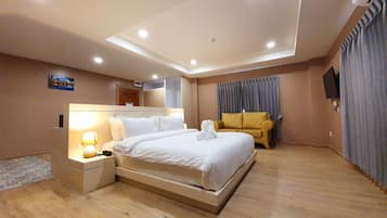 Elite Room | Premium bedding, down comforters, minibar, individually decorated