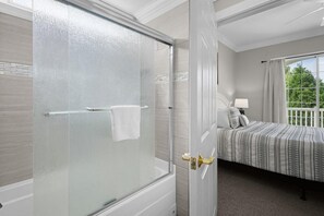 Baignoire, séchoir à cheveux