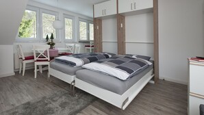 Une chambre à coucher avec un lit, un bureau et une chaise.
