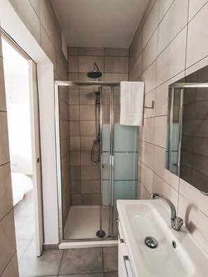 Douche, serviettes fournies, shampoing