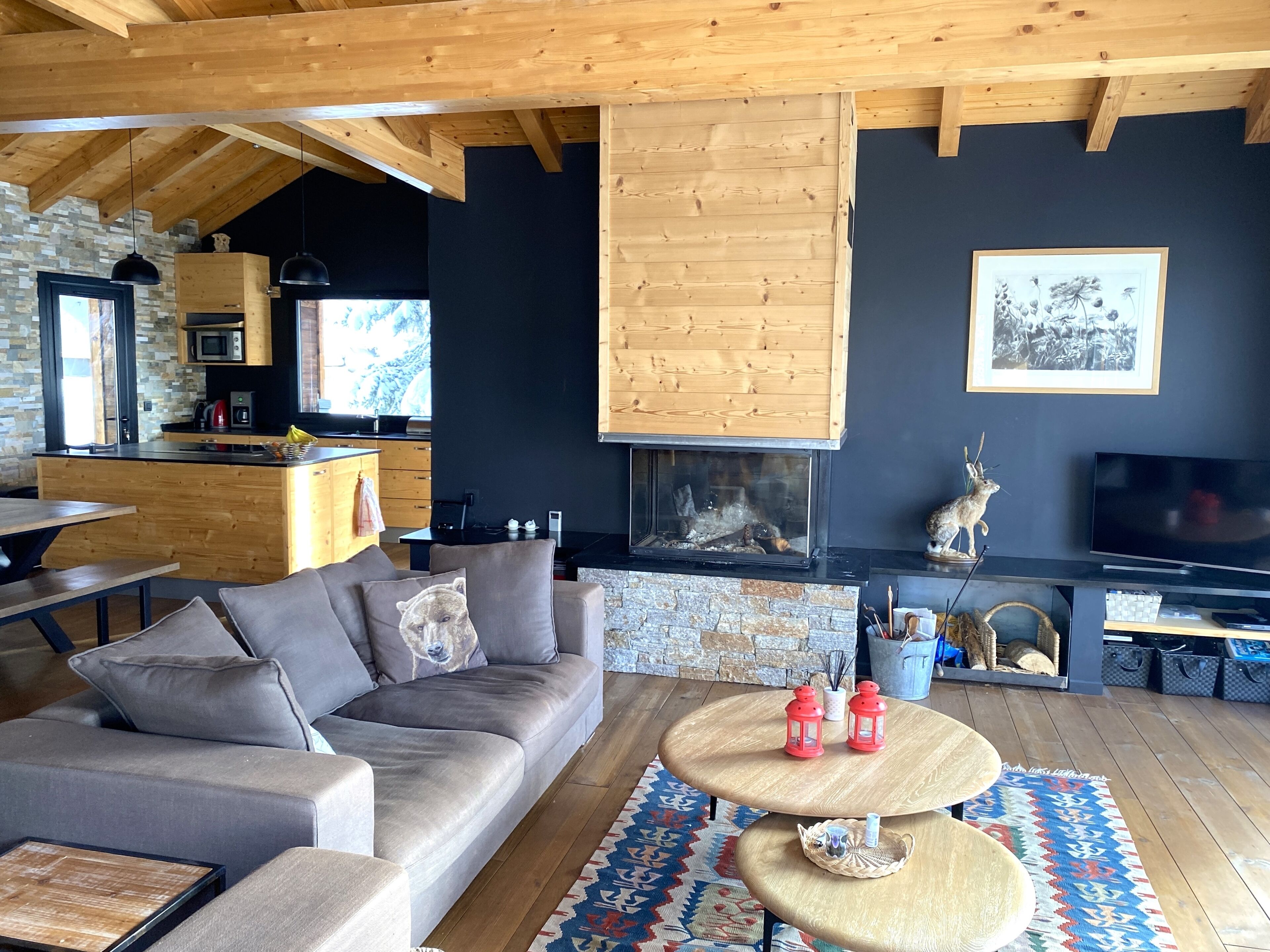 Télévision, cheminée, lecteur de DVD, baby-foot