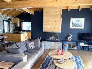 Una televisión, una chimenea, un reproductor de DVD, un futbolín