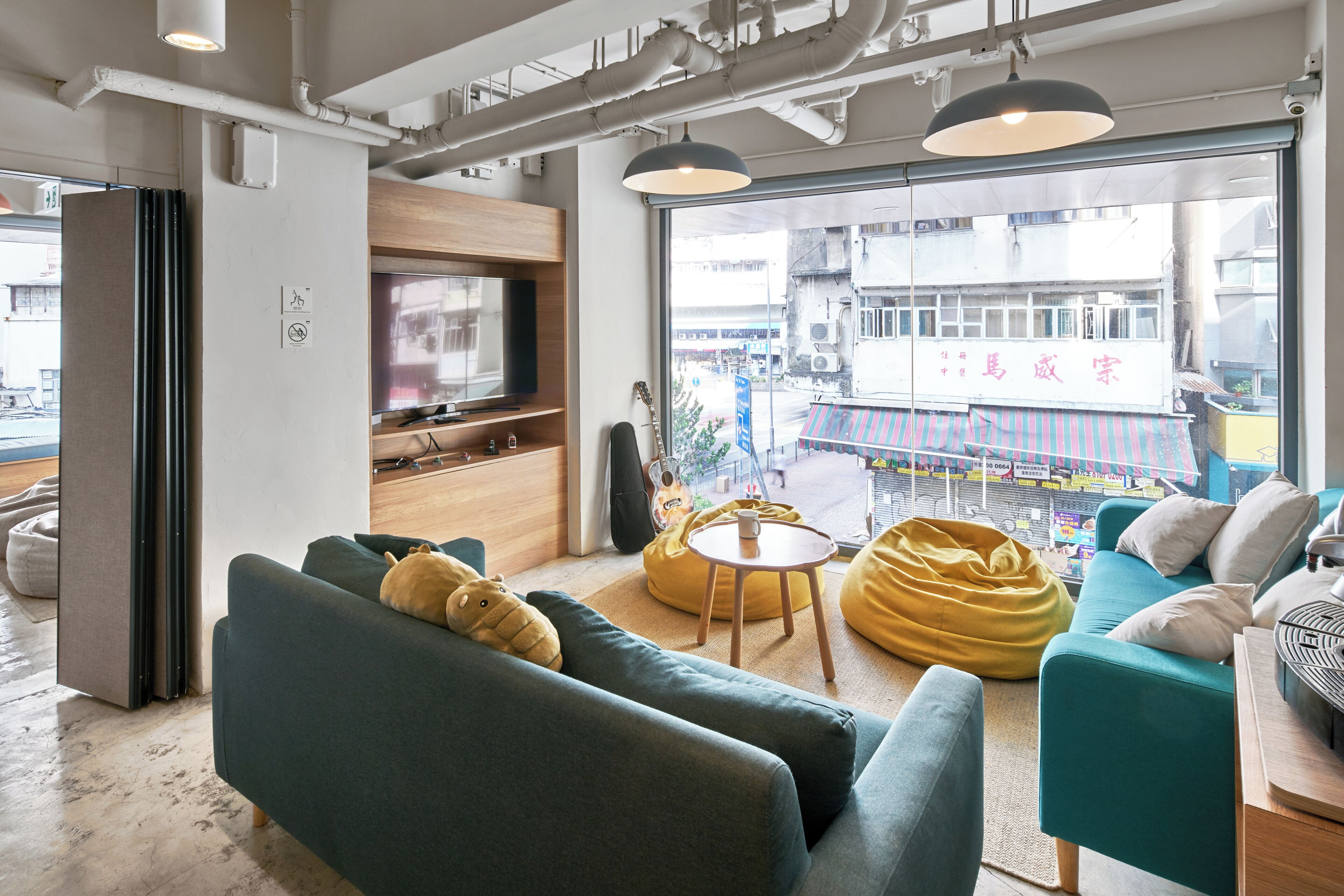 Bàn, truy cập Internet không dây miễn phí, bộ trải giường 