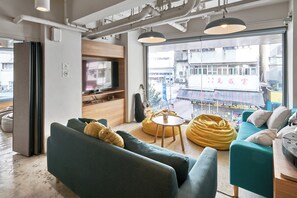 办公桌、免费 WiFi、床单