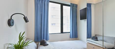 Yhden hengen perushuone | Työpöytä, ilmainen Wi-Fi, vuodevaatteet