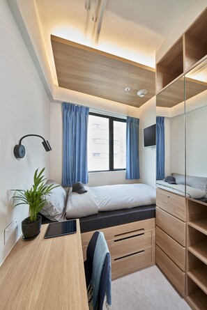 Eenvoudige eenpersoonskamer | Een bureau, gratis wifi, beddengoed