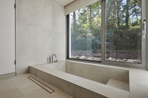 Healing House | Baño | Tina, amenidades de baño gratuitas, secadora de cabello, pantuflas