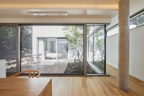 Healing House | Área de sala de estar | Smart TV de 18 pulgadas con canales por cable y televisión