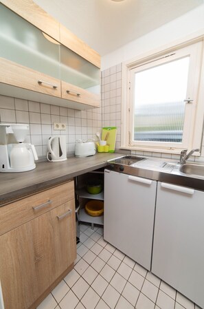 ثلاجة، موقد طهي مسطح، ماكينة لصنع القهوة/الشاي، غلّاية كهربائية