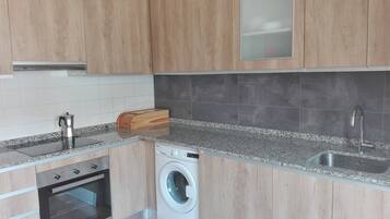 Een koelkast, een microgolfoven, een oven, een kookplaat