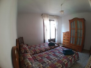 3 bedrooms, iron/ironing board, bed sheets