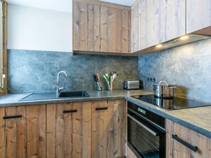 Fridge, microwave, oven, dishwasher - Elegant, Spacious South-Facing Apartment with Balcony, Near Ski Slopes (Val-d'Isère)