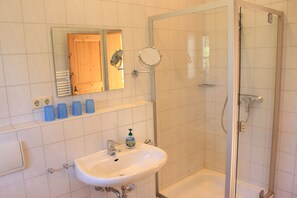 Douche, sèche-cheveux, savon, papier toilette