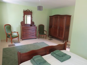 4 bedrooms, desk, free WiFi, bed sheets