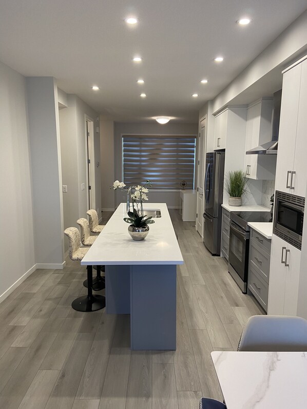 Private kitchen - Exquisite Newly Built Home Perfectly Located in Calgary (Calgary)