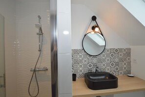 Dusch, hårtork och handdukar