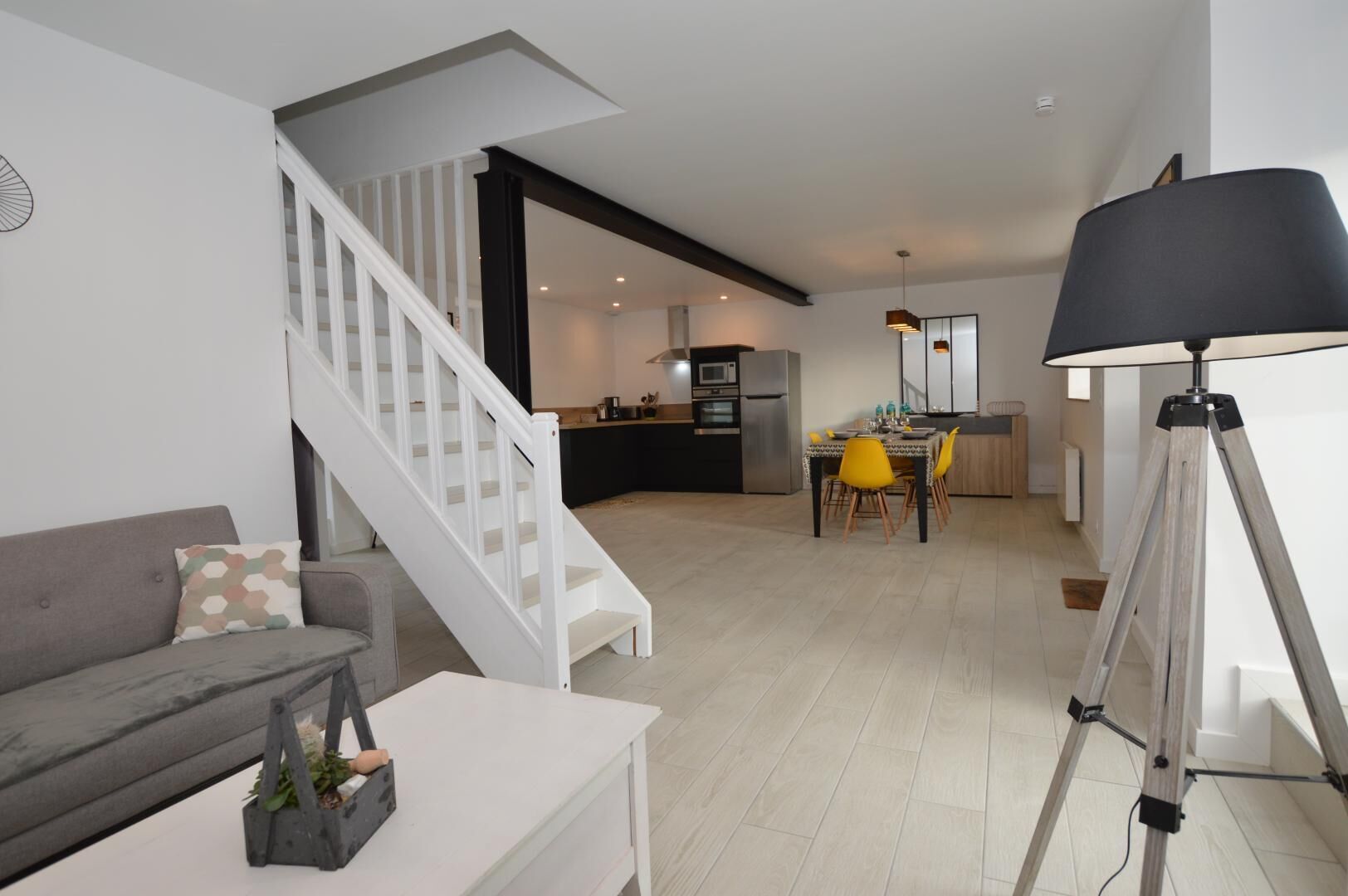 テレビ、DVD プレーヤー、書庫