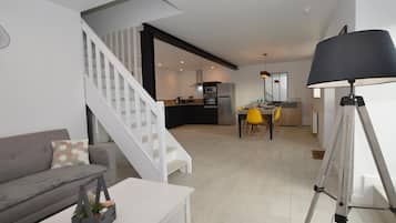 Télévision, lecteur de DVD, livres