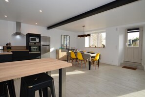 Geladeira, micro-ondas, fogão, cooktop